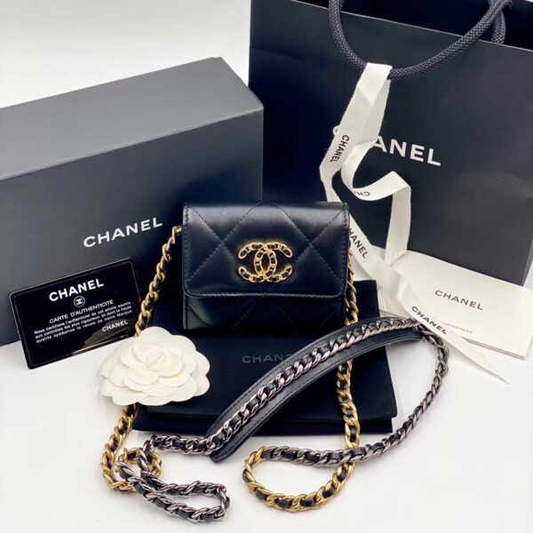 Chanel card holder with chain. holo 30