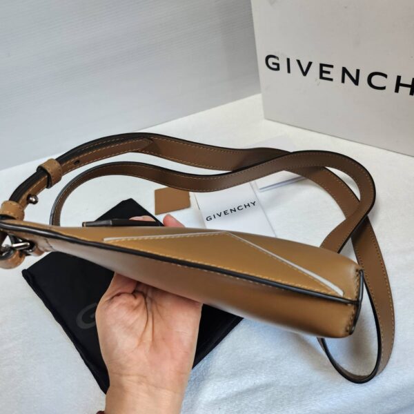 Givenchy Antigona phone pouch สีเบจเข้ม - Image 2