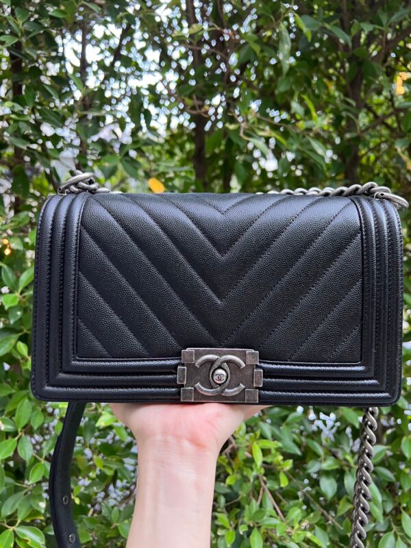 🔥Rare🔥Chanel Boy10 in Chevron in black Caviar holo24