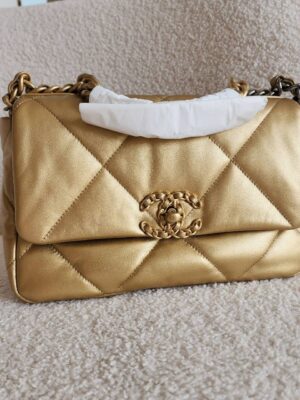 Used Once Chanel 19 Holo 30