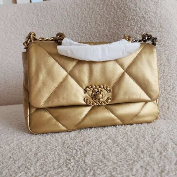 Used Once Chanel 19 Holo 30
