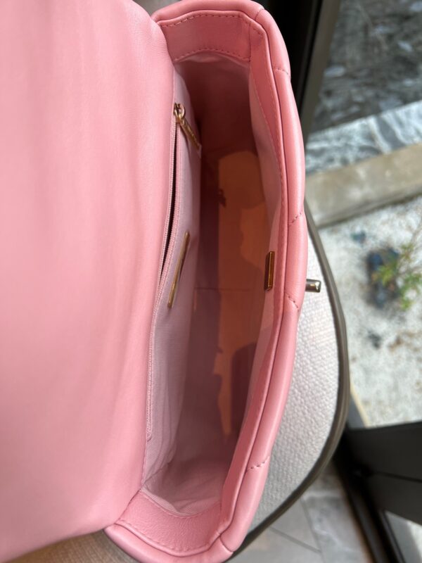 💕Like new💕Chanel 19 size 26 in Pink Microchip (22c) - Image 4