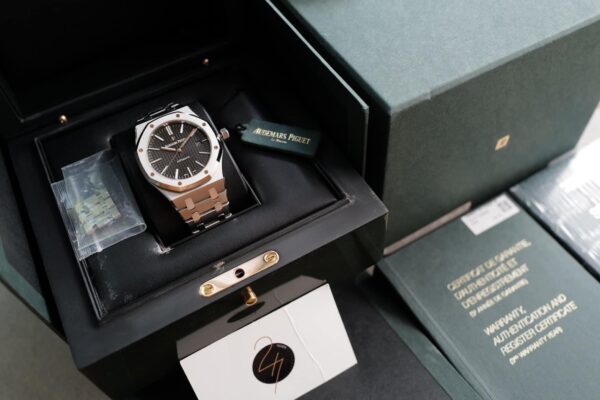 Used AP[ Audemars Piguet ] “ROYAL OAK” 15400ST Black Dial 41 mm.(ปี 2015) - Image 2