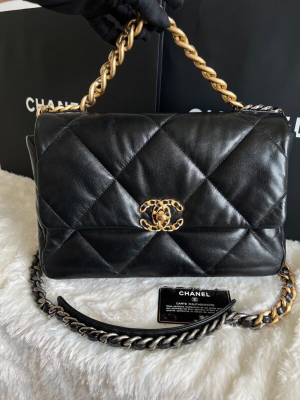 Like new Chanel 19 GHW size 30 holo29 goat skin - Image 2