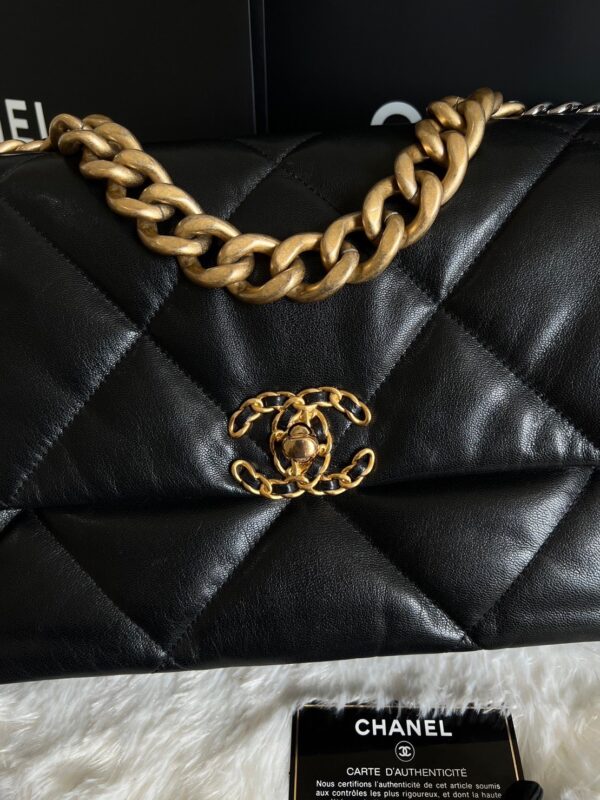 Like new Chanel 19 GHW size 30 holo29 goat skin - Image 3