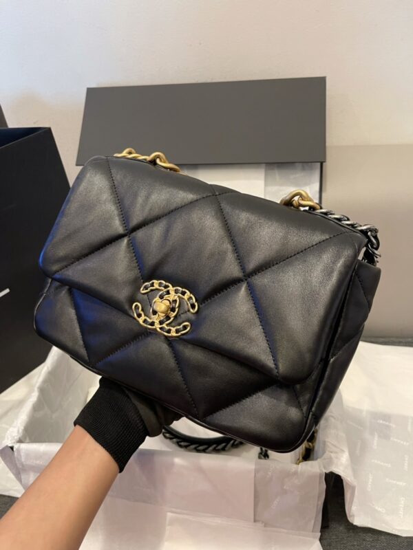 Chanel 19