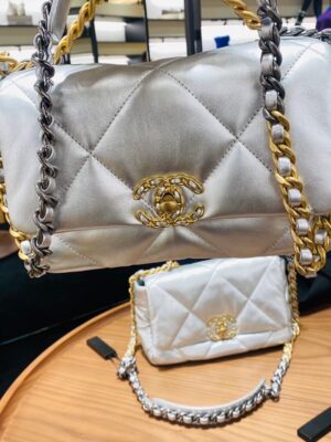 Used like new Chanel 19 Holo 31 สีเมทัลลิคเงิน