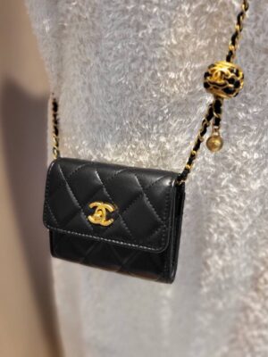 Like new card holder w adjustable chain ghw holo32 in black