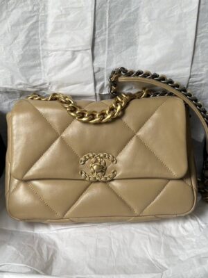 Like new Chanel 19 size 26 cm สี nc027