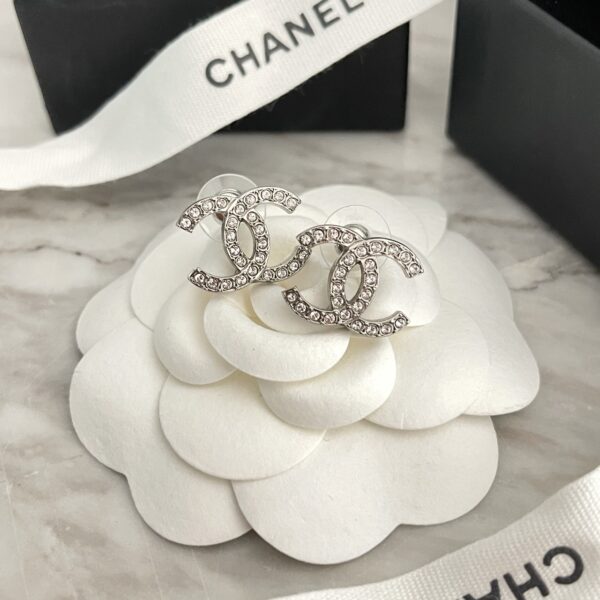 Used like new Chanel Earrings 1.8 Shw