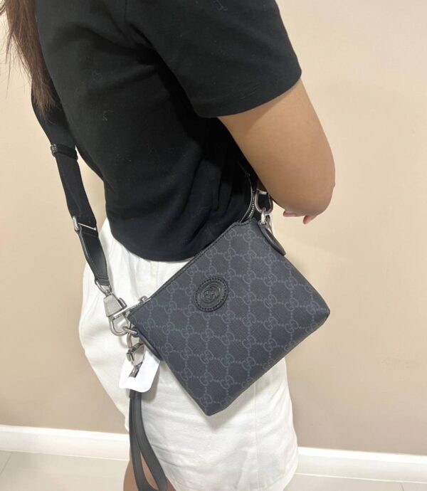 New Gucci GG Supreme Zipped Messenger Bag - Image 3