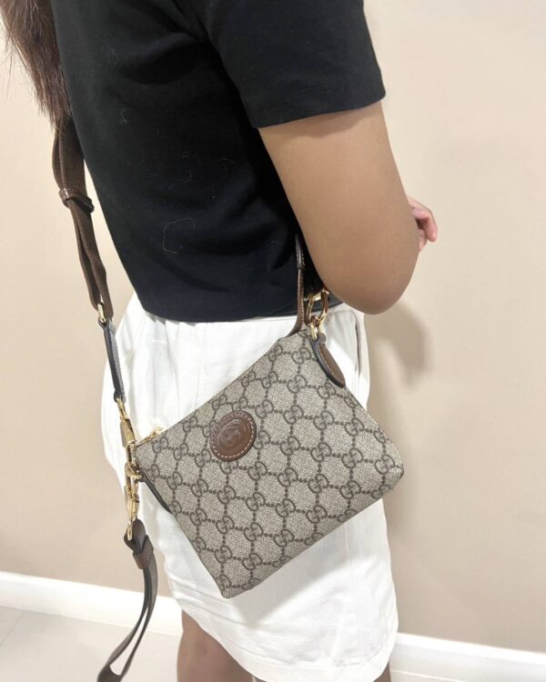 New Gucci GG Supreme Zipped Messenger Bag - Image 2