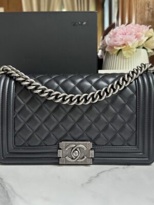Good condition Chanel Boy 10 holo 27
