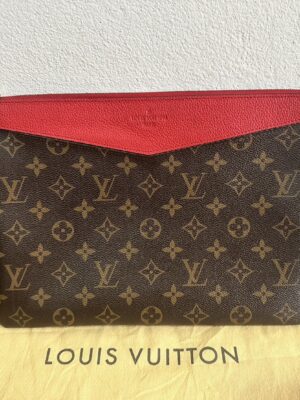 Used lv pouch daily ปี 18