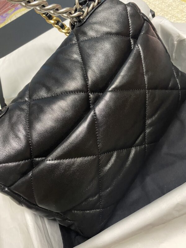Chanel 19