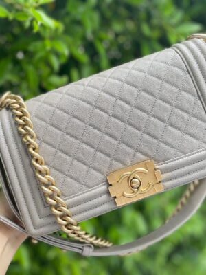 Like new chanal boy 10 ghw holo27 grey caviar