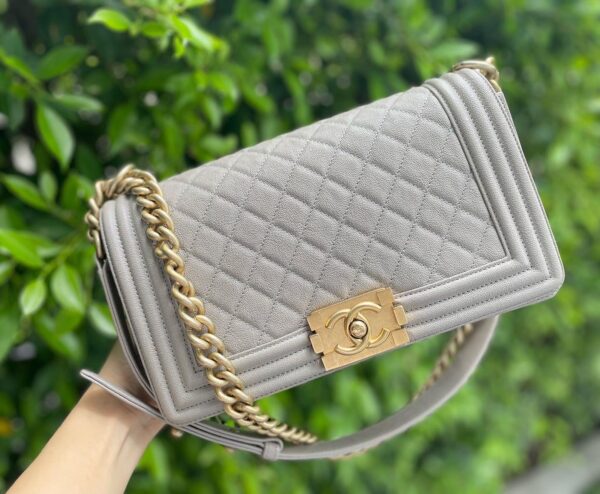 Like new chanal boy 10 ghw holo27 grey caviar