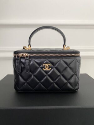 Used like new Chanel vanity top handles holo31
