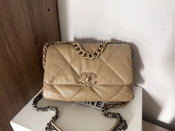 Chanel 19