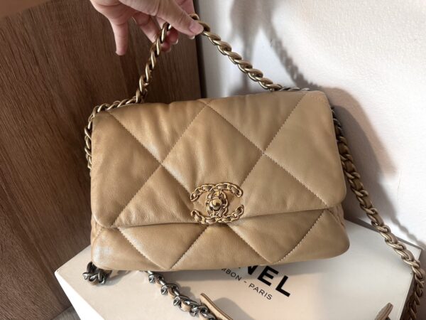 Chanel 19