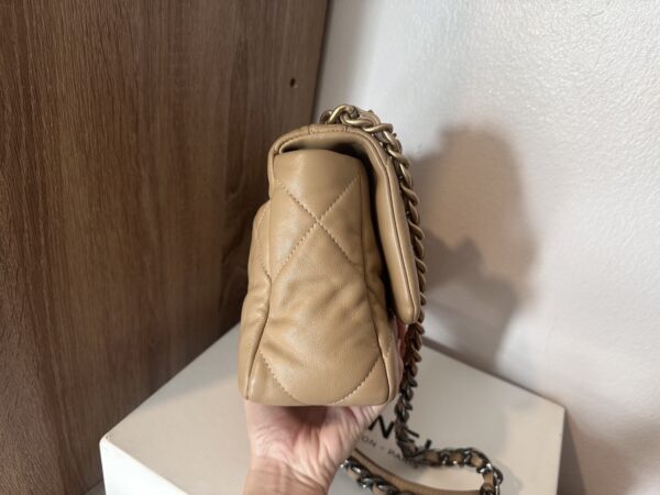 Chanel 19