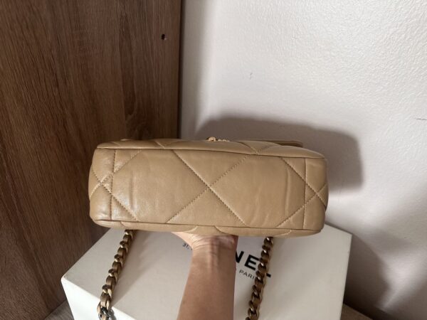 Chanel 19