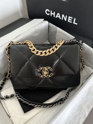 Like new Chanel 19 seasonal size 26cm holo30